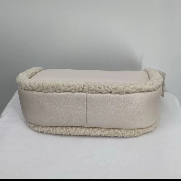 MICHAEL KORS CARMELA Cream Multi
Medium Leather Chain Crossbody
Shearling
NWT - Picture 5 of 8